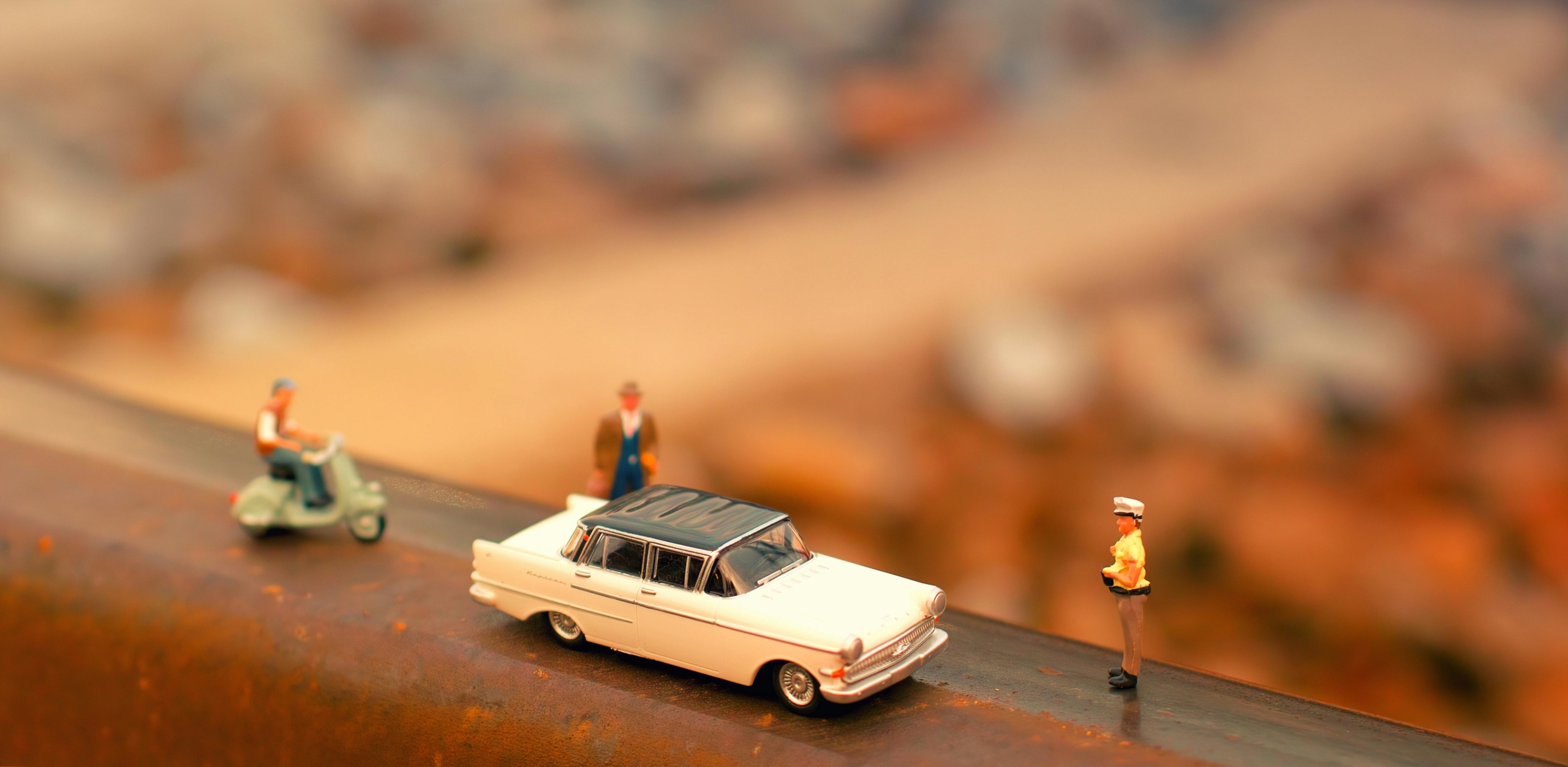 Tilt Shift Fotografie Eines Oldtimer Modells In Der Nähe Von Zwei Figuren