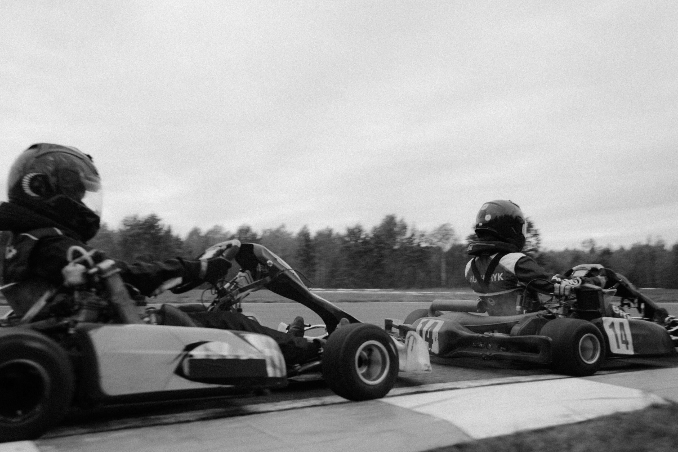 Graustufenfoto Des Mannes, Der Auf Go Kart Reitet