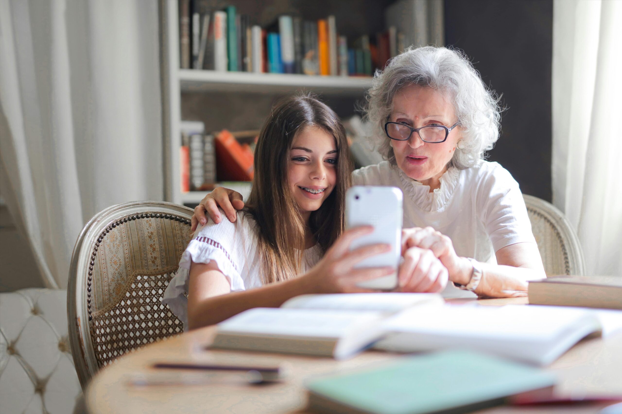 Foto Der Frau, Die Ihr Handy Ihrer GroÃŸmutter Zeigt